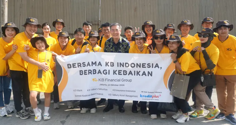 인도네시아에 진출한 KB금융그룹 계열사 직원과 가족이 지난 12일 인도네시아 자카르타 북부 켈라파 가딩 지역 아동에게 점심 도시락을 전달한 후 기념사진을 촬영했다. [출처: KB금융그룹]