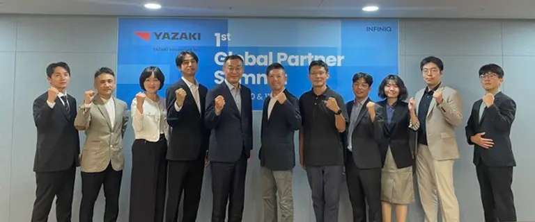 인피닉 박준형 대표(왼쪽 다섯 번째)와 야자키 이노베이션즈의 테츠히로 하토리 디렉터(오른쪽에서 여섯 번째)가 글로벌 파트너 서밋 행사에서 기념사진을 찍고 있다. (사진제공=인피닉)