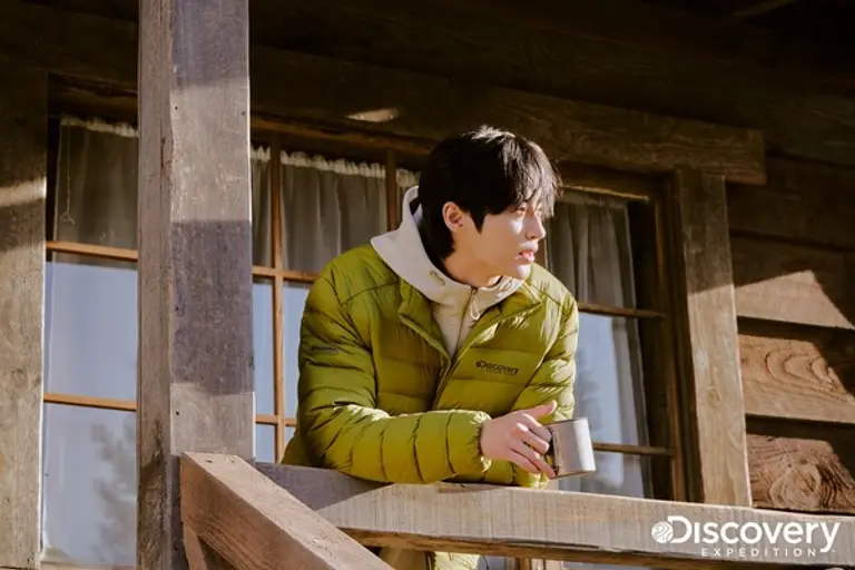 디스커버리 익스페디션이 변우석과 함께한 경량패딩 화보를 공개했다.