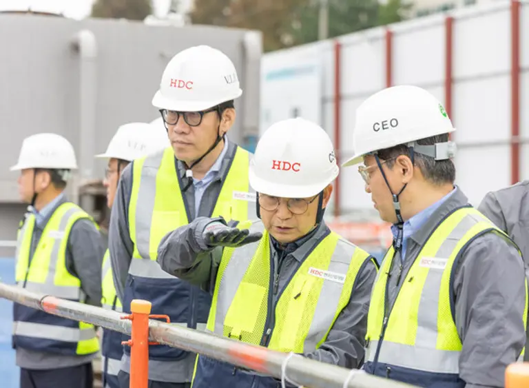 HDC현대산업개발이 경영진 주관 특별 안전점검을 진행했다. (왼쪽부터 ) HDC현대산업개발 박희윤 개발본부장, 조태제 대표이사, 최익훈 대표이사 (사진제공=HDC현대산업개발)