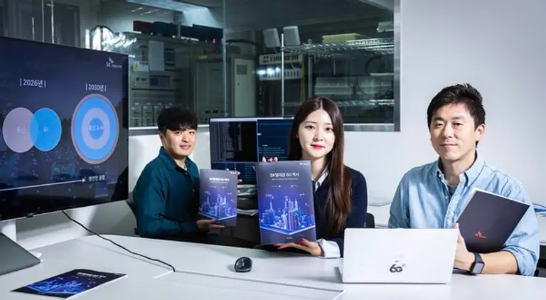 이번 6G 백서 집필에 참여한 SK텔레콤 직원들이 연구를 진행하는 모습