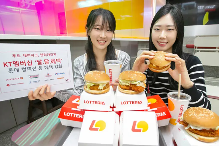 서울의 한 롯데리아 매장에서 모델들이 10월 KT 멤버십 ‘롯데 컬렉션’ 혜택을 소개하고 있다. 