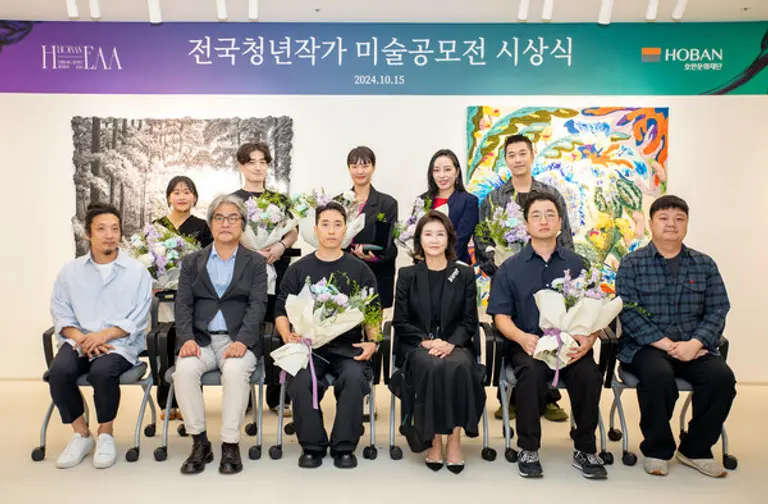 2024 H-EAA 시상식 기념 사진 (앞줄 왼쪽부터) 천재용 쌈지농부 대표, 황 인 미술평론가, 문준호 작가, 우현희 호반문화재단 이사장, 이송준 작가, 우정우 학고재 갤러리 실장 (사진제공=호반그룹)