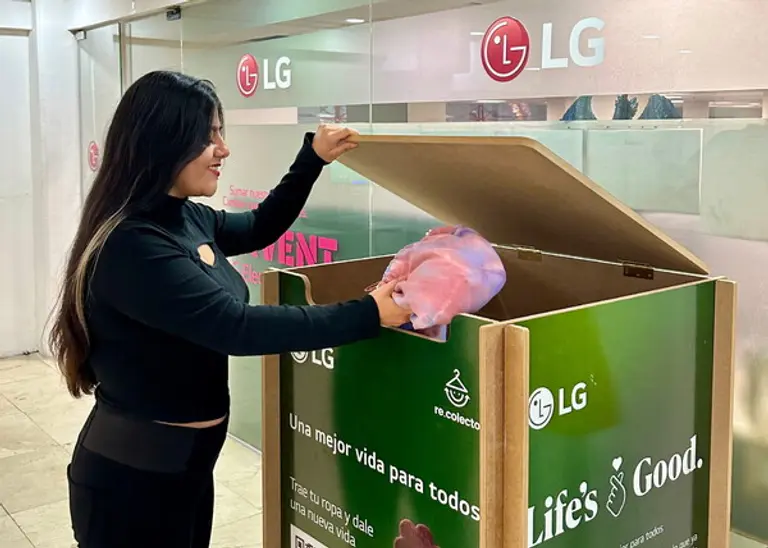 멕시코법인 사무실에 설치된 수거 박스에 시민이 헌옷을 기부하는 모습.