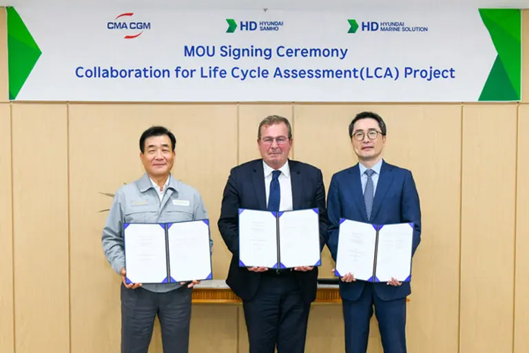 HD현대마린솔루션, HD현대삼호, CMA-CGM 등 3社는 최근 ‘LCA 산출을 위한 업무협약’을 체결했다(왼쪽부터 HD현대삼호 신현대 대표, CMA-CGM 자비에 르클레르크 부사장, HD현대마린솔루션 김정혁 상무).