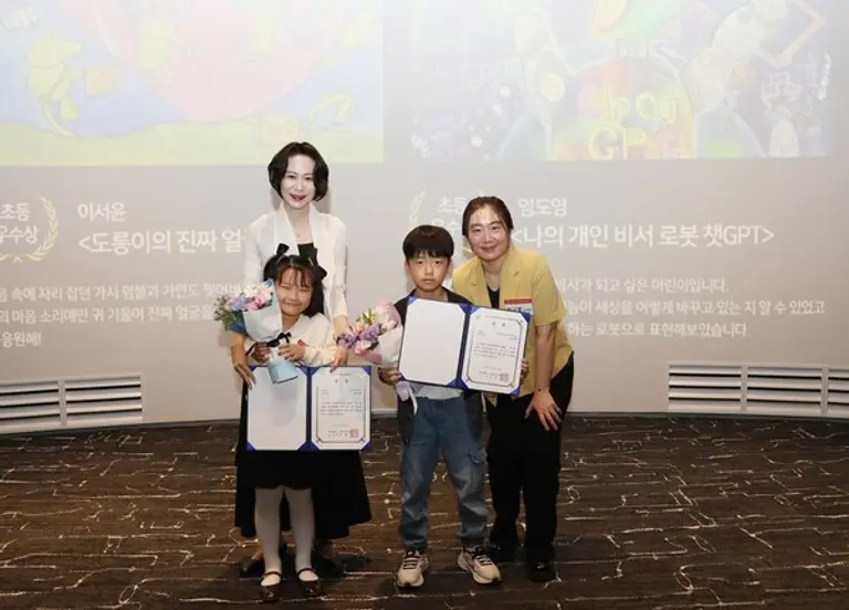 롯데장학재단 장혜선 이사장과 수상자들이 기념사진을 찍고 있다.