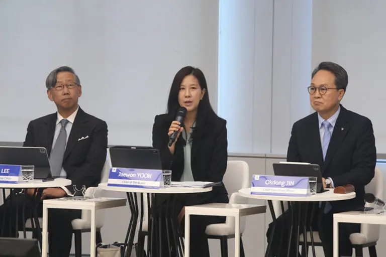 왼쪽부터 이용국 사외이사, 윤재원 신한지주 이사회 의장, 진옥동 신한금융그룹 회장이다. [출처: 신한금융그룹]