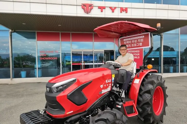  * TYM의 귀농 퇴사자 농기계 지원 대상자 1호로 선정된 정재연 씨.
