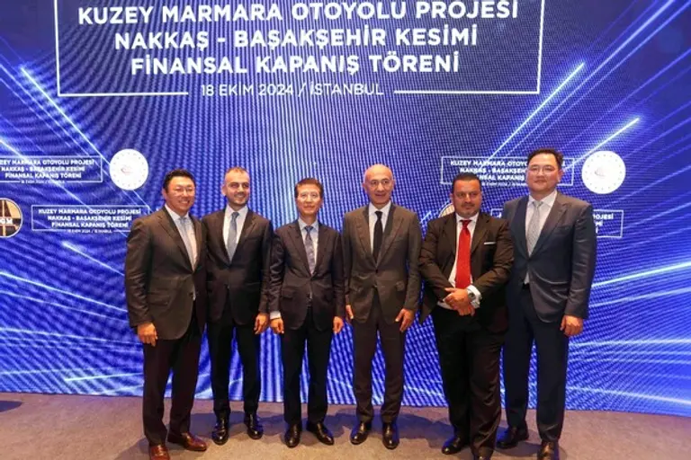 튀르키예 현지에서 열린 나카스-바삭세히르 도로 건설 사업 체결식에서 삼성물산 건설부문 오세철 대표이사(왼쪽 3번째)와 르네상스 창업주 에르맨 일르작(Erman Ilicak) 회장(왼쪽 4번째)이 기념촬영을 하고 있다. (사진제공=삼성물산)