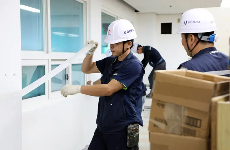 반도건설 임직원들이 재능기부를 통해 성모자애보호작업장 시설 환경 개선 활동에 전개하고 있다 (사진제공=반도건설)