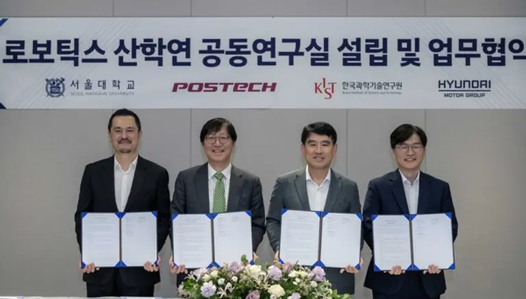 앞줄 왼쪽부터 POSTECH 산학협력단 김종규 단장, 서울대학교 공과대학장 김영오 교수, 현대차·기아 R&D본부장 양희원 사장, 한국과학기술원 AI·로봇연구소 김익재 소장