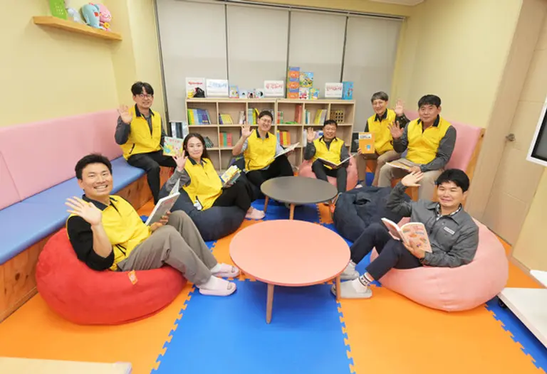 HDC현대산업개발 A1추진단 임직원들이 HDC현대산업개발이 광주광역시 서구 농성빛여울채종합사회복지관에 17번째 심포니 작은 도서관 개소 지원 봉사활동 이후 기념촬영을 하고 있다. (사진제공=HDC현대산업개발)