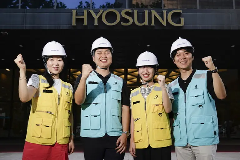 효성이 협력사 200여 곳에 안전조끼를 지원한다. 효성 임직원들이 안전조끼를 입고 촬영을 하고 있다. (사진제공=효성)