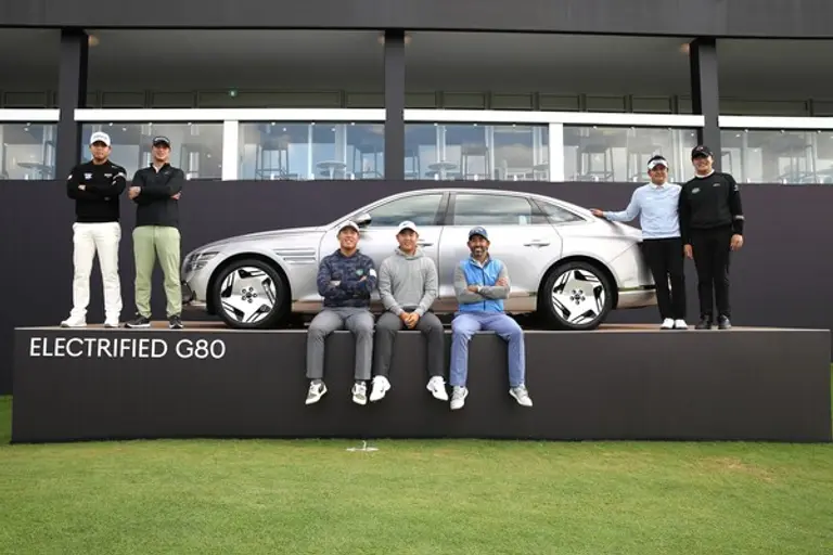 우승자 부상으로 제공되는 제네시스 G80 전동화 모델과 (왼쪽부터) 장유빈, 귀도 밀리오치, 안병훈, 김주형, 파블로 라라사발, 박상현, 김민규 선수