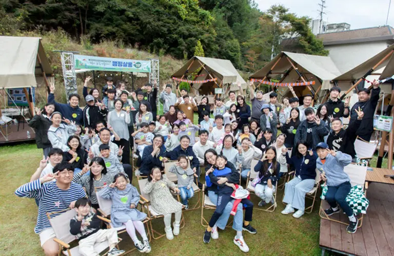 봉사활동에 참여한 SK 구성원들과 가족이 기념사진을 촬영하고 있다.