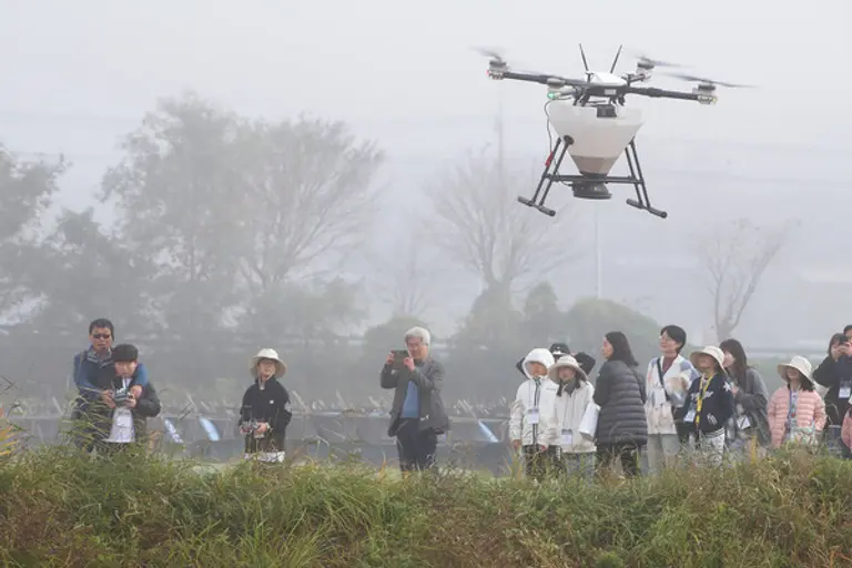 KT DMZ 생태보전단 프로그램에 참여한 생태보전단원들이 ‘드론을 활용한 볍씨 뿌리기’를 통해 ‘철새 먹이주기’ 활동을 하는 모습