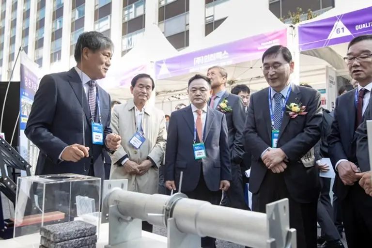 현대건설 윤영준 사장과 업계 관계자들이 현대건설 계동사옥에서 ‘현대건설 기술엑스포 2024’행사 전시 부스를 둘러보고 있다. (사진제공=현대건설)