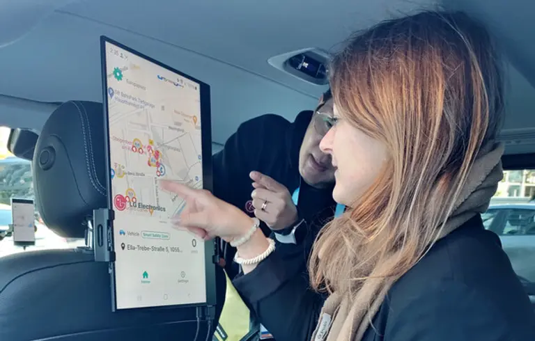 LG전자가 독일 베를린에서 열린 5GAA 회의에 참가해 자체 개발한 교통안전 솔루션인 Soft V2X 기술을 시연했다. 체험객들은 데이터 분석으로 도로 위험 미리 알려 운전자 및 보행자가 대응하도록 돕는 LG전자의 V2X 기술력에 호평을 보냈다.