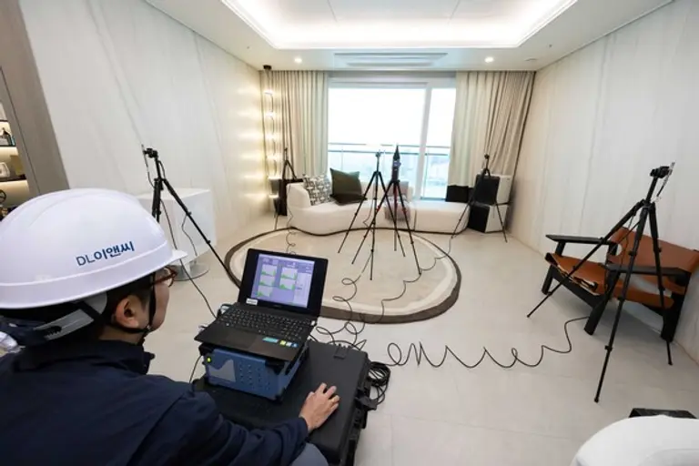  DL이앤씨 직원이 서울의 한 아파트에서 층간소음을 측정하고 있다. (사진제공=DL이앤씨)