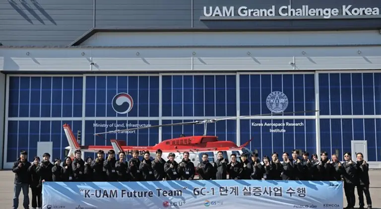 K-UAM Future Team 컨소시엄이 한국형 도심항공교통 그랜드챌린지 1단계 실증을 수행한 후 기념 사진을 촬영하고 있다. (사진제공=GS건설)