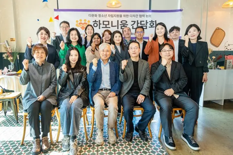  ‘하모니움 간담회’ 참석자들. (첫째줄 왼쪽부터) 홍우정 서울시 가족센터장, 김시원 더버터 편집장, 김영순 인하대학교 교수, 기아 지속가능경영실 이덕현 실장, 도현명 임팩트스퀘어 대표