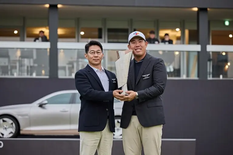 제네시스 사업본부장 송민규 부사장(좌측)과 2024 제네시스 챔피언십 우승자 안병훈 선수