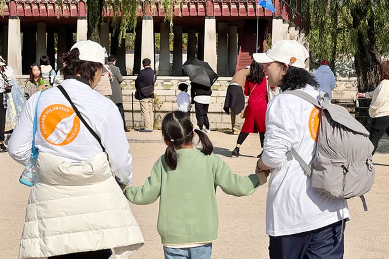 교촌에프앤비 ‘바르고 봉사단’이 서울 진관초등학교와 신도초등학교의 특수학급 학생들과 경복궁을 탐방하고 있다.
