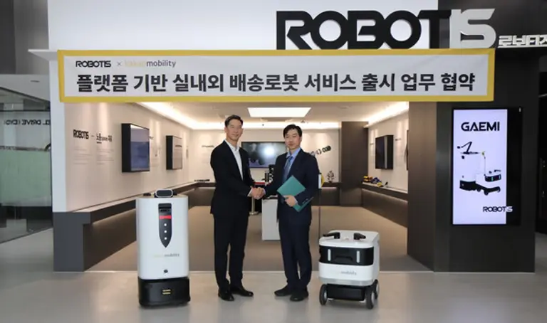 장성욱 카카오모빌리티 미래이동연구소장(왼쪽)과 김병수 로보티즈 대표이사