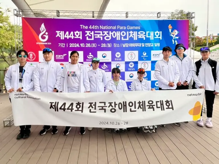 (왼쪽부터) 김정희 감독, 강이성 선수, 한은지 선수, 강현주 선수, 전숭보 선수, 임효신 선수, 이승주 선수, 이봉희 선수, 배지인 선수