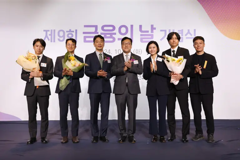 29일 제9회 금융의 날을 맞아 토스뱅크가 총 3개 부문에서 대통령 표창과 금융위원장 표창을 수상했다. 왼쪽부터 김준 토스뱅크 신용여신 트라이브 리더, 이정하 토스뱅크 정보보호최고책임자, 이복현 금융감독원장, 김병환 금융위원장, 이은미 토스뱅크 대표, 송관석 토스뱅크 수신 트라이브 리더다. [출처: 토스뱅크]