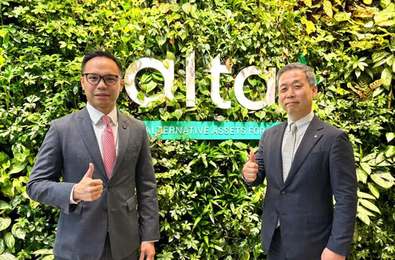 NH투자증권은 28일(현지시간) 싱가포르 알타 본사에서 동남아시아 최대 대체거래소인 알타 익스체인지(Alta Exchange)와의 업무협약식을 개최했다. NH투자증권 윤병운 사장(오른쪽)과 알타 켈빈 리(Kelvin Lee) 사장(왼쪽)이 기념촬영을 하고 있다. 