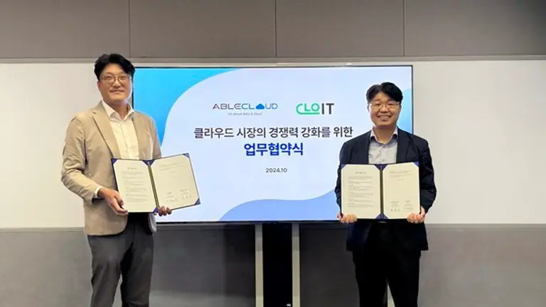 클로잇 이종규 본부장(왼쪽)과 에이블클라우드 권민길 대표가 협약 체결 후 기념촬영을 하고 있다.