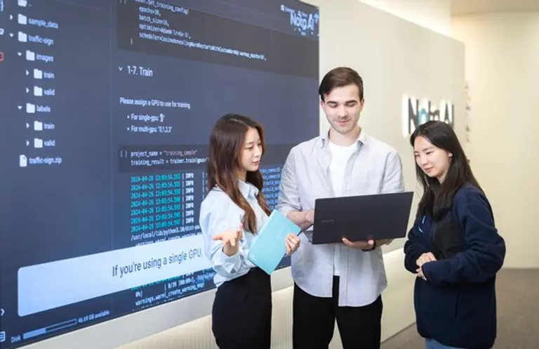 SK텔레콤과 K-AI 얼라이언스 멤버사로 새롭게 합류한 노타AI의 구성원들이 ‘SK AI 서밋 2024’ 참가를 앞두고 전시 참가 내용 등에 대해 논의하는 모습.