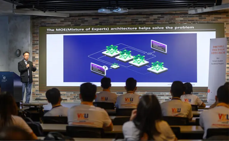 한베ICT대학교 학생들이 지난 29일 한화생명의 스타트업 지원 공간 ‘드림플러스 강남’에서 한화생명 AI실 김준석 실장의 강연을 들었다. [출처: 한화생명]