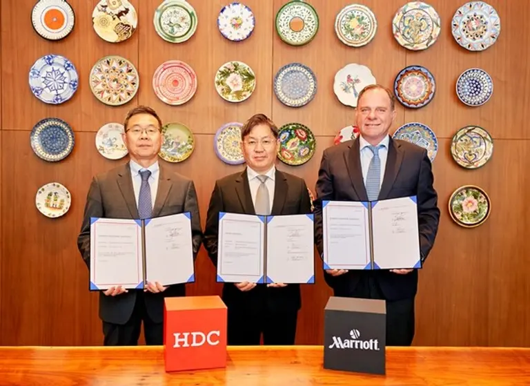 HDC현대산업개발은 30일, 메리어트와 서울원 복합건물 내 프리미엄 브랜드 호텔 도입을 위한 본계약을 체결했다. (왼쪽부터) 이성용 호텔HDC 대표, 최익훈 HDC현대산업개발 대표, 피터 가스너(Peter Gassner) 메리어트 인터내셔널 아시아태평양 개발 총괄 부사장 (사진제공=HDC현대산업개발)