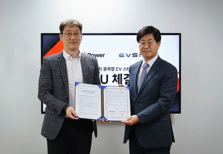 (왼쪽부터) OCI파워 임성택 에너지솔루션사업본부장, EVSIS 유주석 EV Charger 부문장
