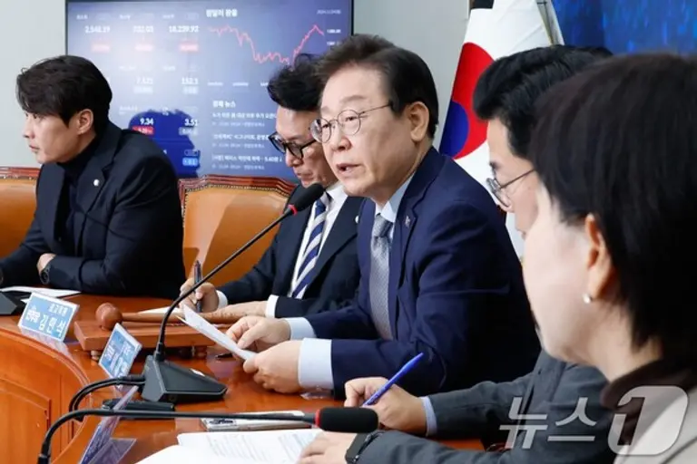 이재명 더불어민주당 대표가 4일 오전 서울 여의도 국회에서 열린 최고위원회의에 참석해 발언하고 있다.