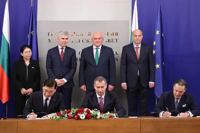 현대건설이 불가리아 국무회의 청사에서 코즐로두이 원자력 발전소 신규 건설공사의 설계 계약을 체결했다.(왼쪽 아래부터 반시계 방향으로) 현대건설 윤영준 사장, 페툐 이바노프 불가리아 원자력공사 사장, 엘리아스 기디언 웨스팅하우스 부사장, 케네스 메르텐 주불가리아 미국 대사, 디미타르 글라브체프 불가리아 총리, 블라디미르 말리노프 불가리아 에너지부 장관, 조지이 주불가리아 한국 대사대리 (사진제공=현대건설)