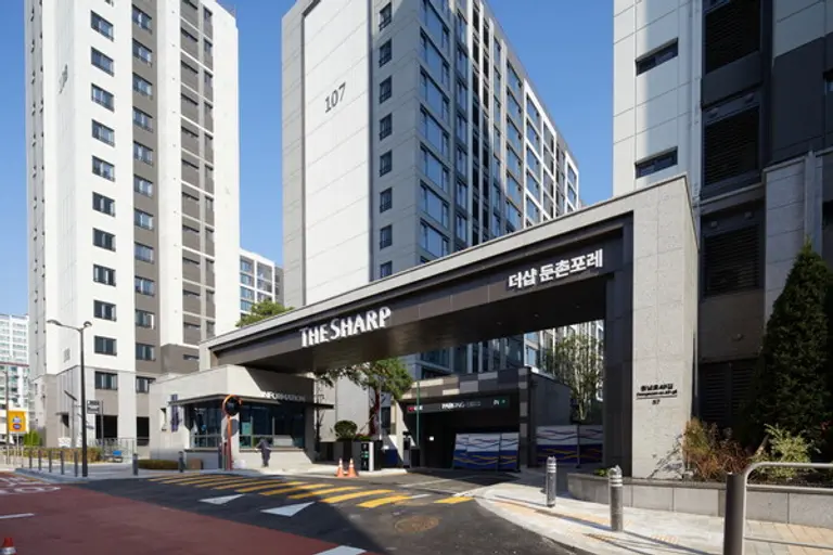 더샵 둔촌포레 정문 문주 (사진제공=포스코이앤씨)