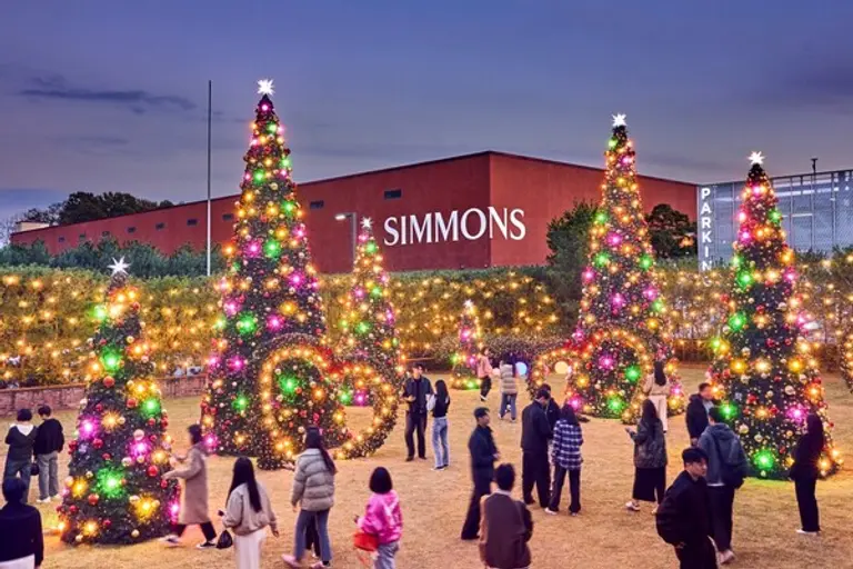 시몬스 테라스에 설치된 크리스마스 트리와 일루미네이션 (사진제공=시몬스침대)