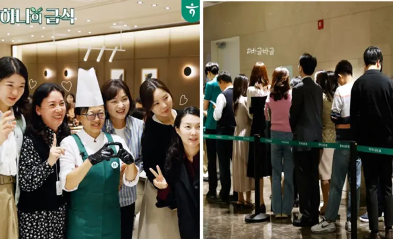 하나은행 직원들과 기념사진을 찍은 