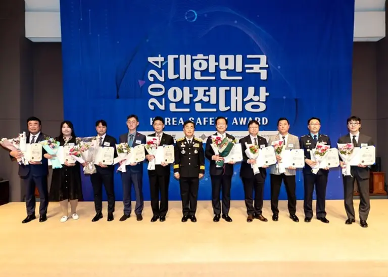 사진은 남도현 신세계디에프 물류담당(왼쪽 네 번째)이 수상 후 허석곤 소방청장(가운데), 수상자들과 함께 기념 촬영하는 모습.