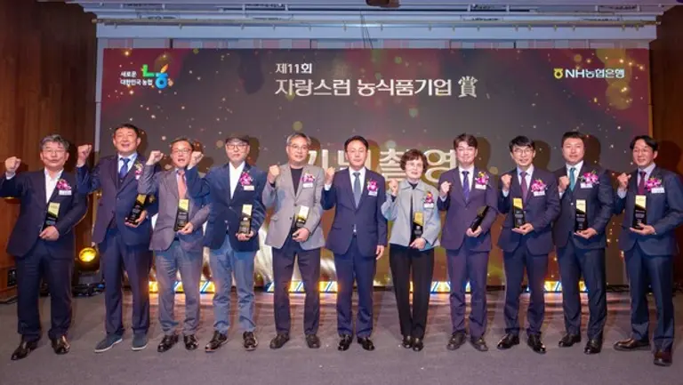 이석용 NH농협은행장(왼쪽 여섯 번째) 지난 5일 서울 신라호텔에서 열린 시상식에서 수상자들과 기념촬영을 하고 있다. [출처: NH농협은행]