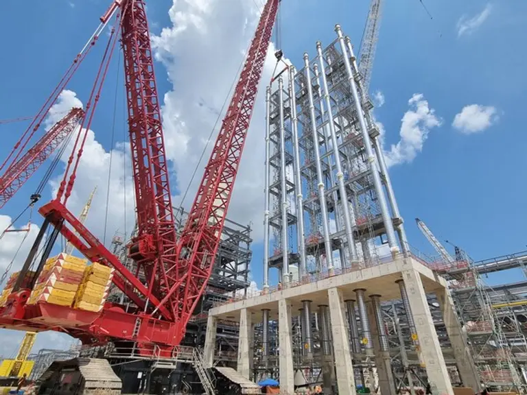 DL이앤씨 텍사스 석유화학 플랜트 현장의 핵심 기기인 ‘루프 리액터(Loop Reactor)’를 설치하는 모습 (사진제공=DL이앤씨)