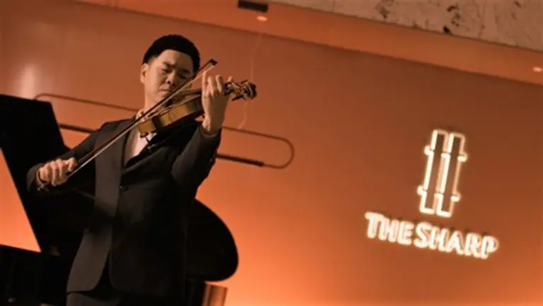 리처드 용재 오닐이 더샵갤러이에서 연주하고 있는 모습 (사진제공=포스코이앤씨)