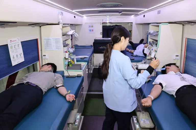 동부건설 임직원들이 대한적십자사 헌혈버스에서 헌혈을 하고 있다. (사진제공=동부건설)