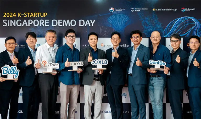 지난 7일 싱가포르에서 열린 KB금융과 금융위원회의 스타트업 데모데이. 왼쪽부터 이근주 한국핀테크산업협회장, 곽범준 금융감독원 디지털혁신국장, 김완규 아이오트러스트 이사, 신정현 아크로스테크놀로지스 이사, 정영훈 엑스엘에이트에이아이 대표, 신상훈 금융위원회 디지털금융총괄과장, 정동욱 KB국민은행 싱가포르지점장, 최성욱 센트비 대표, 김건 한국핀테크지원센터 이사장, 김보균 금융위원회 금융규제샌드박스팀장이다. [출처: KB금융그룹]