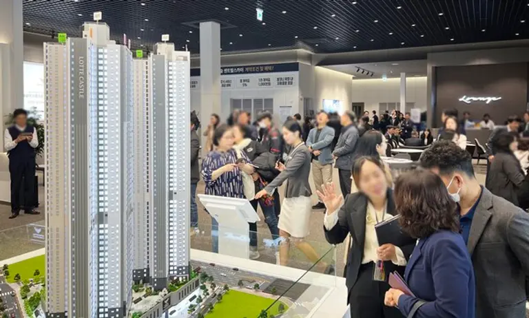 롯데건설이 울산 중구 학산동에 조성하는 번영로 롯데캐슬 센트럴스카이가 8일 견본주택 문을 열고 본격적인 분양에 들어갔다. 견본주택 내부 모습 (사진제공=롯데건설)