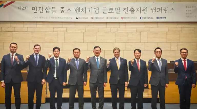 8일 서울 중구 대한상공회의소에서 열린 제2회 중소·벤처기업 글로벌 진출지원 콘퍼런스에서 신한은행 글로벌사업그룹 서승현 부행장(오른쪽 다섯 번째)과 세르더헤이 이슈트반 주한 헝가리 대사(오른쪽 네 번째)가 관계자들과 기념사진을 촬영했다. [출처: 신한은행]