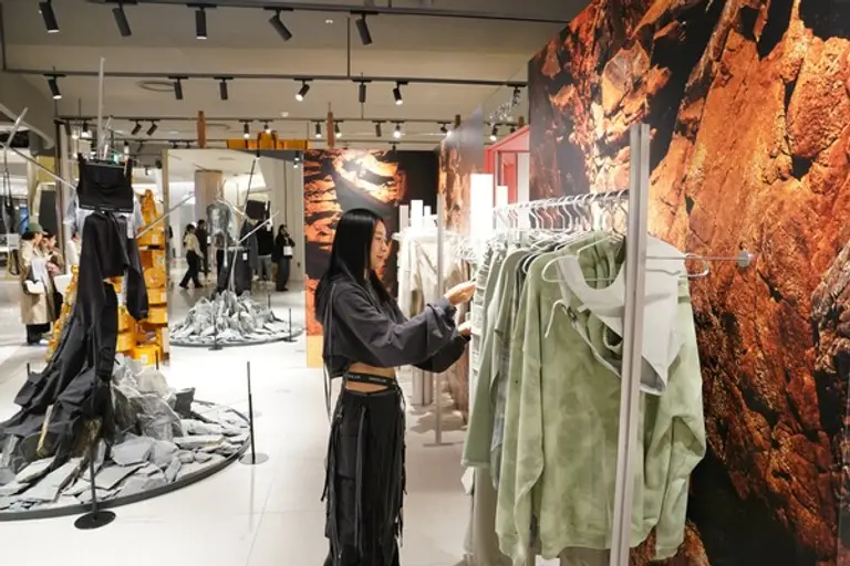 롯데면세점이 원밀리언과 협업해 첫 패션 브랜드 ‘SINGULAR(싱귤러)’를 선보이고 오는 24일까지 잠실 롯데월드몰에서 팝업스토어를 운영한다고 10일 밝혔다. 원밀리언의 리아킴이 ‘SINGULAR(싱귤러)’ 팝업스토어에 일일 판매사원으로 나섰다. (사진제공=롯데면세점)